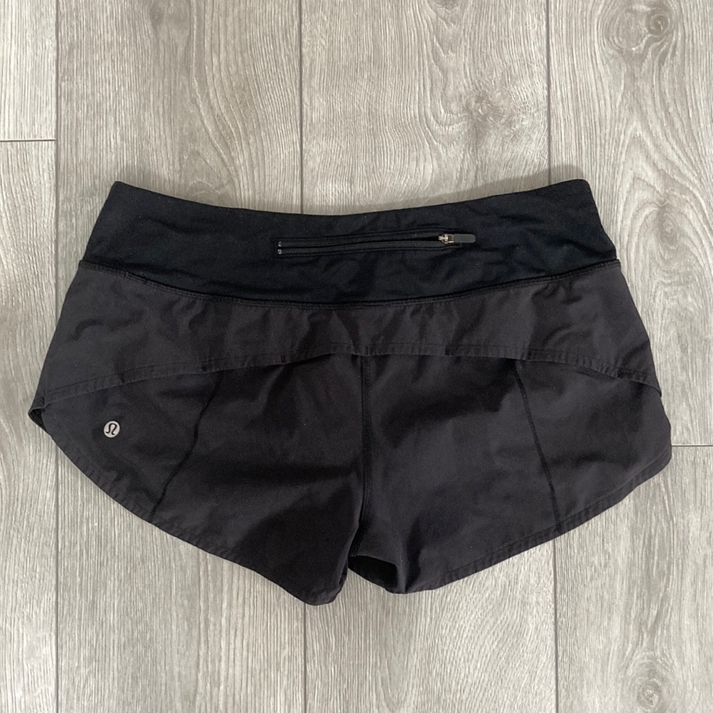 Lululemon speed short 2.5 in size 6, excellent condition